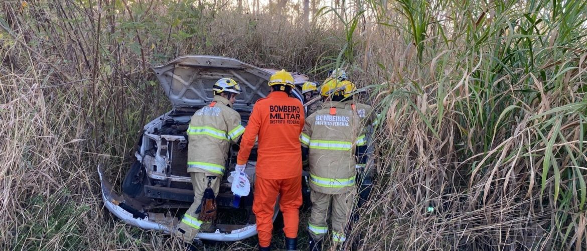 Condutora fica ferida após veículo tombar em Taguatinga Norte