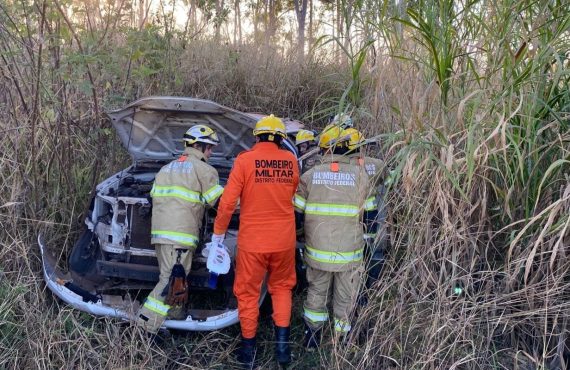Condutora fica ferida após veículo tombar em Taguatinga Norte