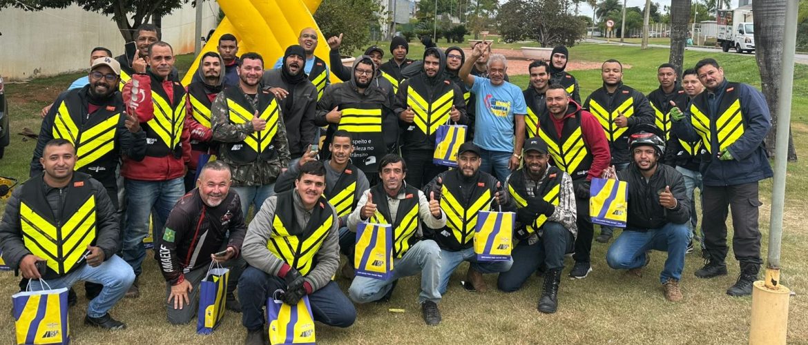 Ação do DER distribui kits a ciclistas, entregadores e motofretistas em Taguatinga