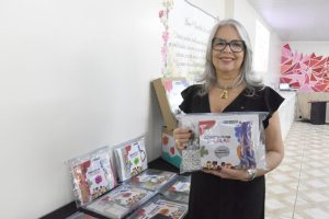 A secretária de Educação, Hélvia Paranaguá, conheceu os kits que irão atender escolas de Taguatinga, Vicente Pires, Arniqueiras e Areal, contemplando 4 mil alunos | Foto: Mary Leal, Ascom/SEEDF.