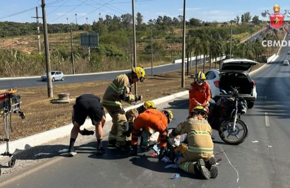 Colisão entre carro e moto deixa ferido em Taguatinga
