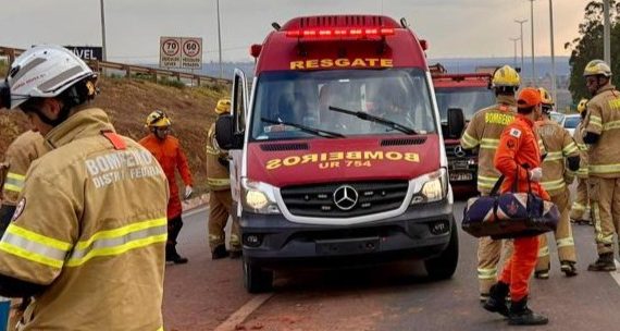 Colisão seguida de capotamento deixa uma pessoa ferida em Taguatinga