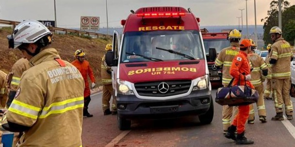 Colisão seguida de capotamento deixa uma pessoa ferida em Taguatinga