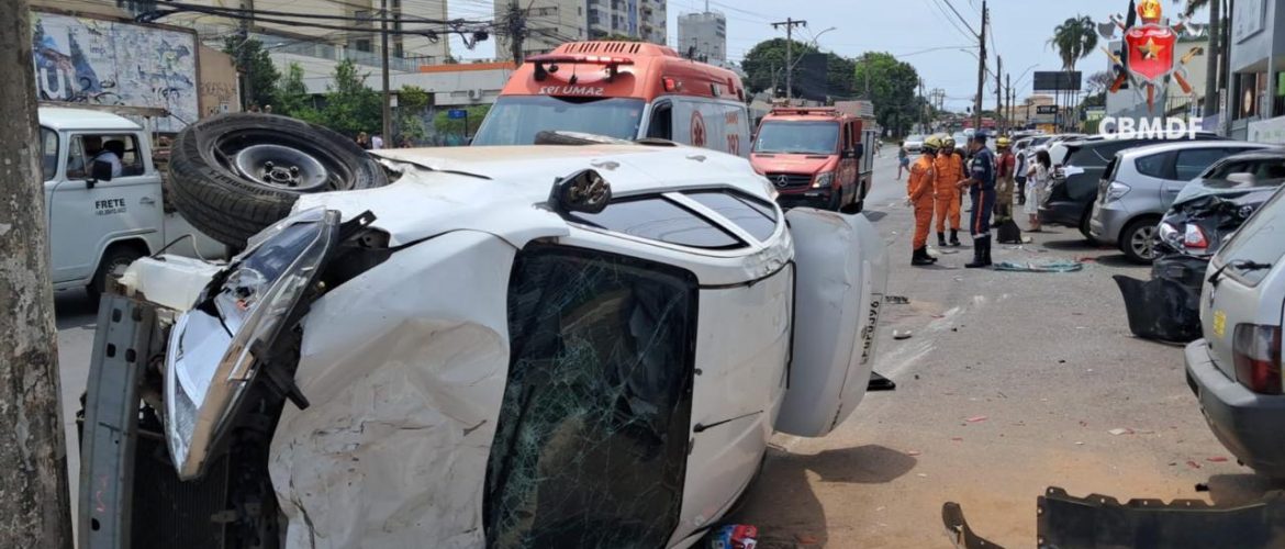 Três pessoas ficam feridas após carro tombar na Samdu Sul, em Taguatinga