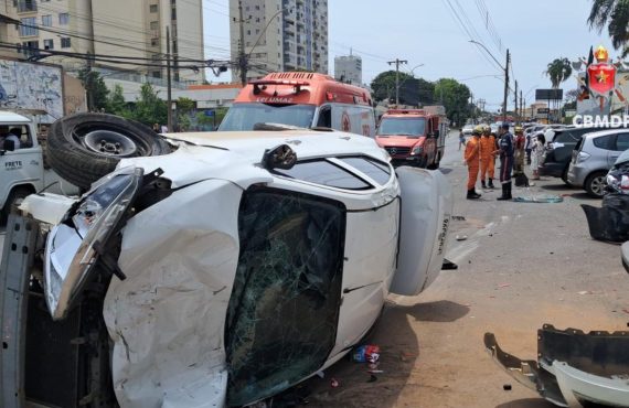 Três pessoas ficam feridas após carro tombar na Samdu Sul, em Taguatinga