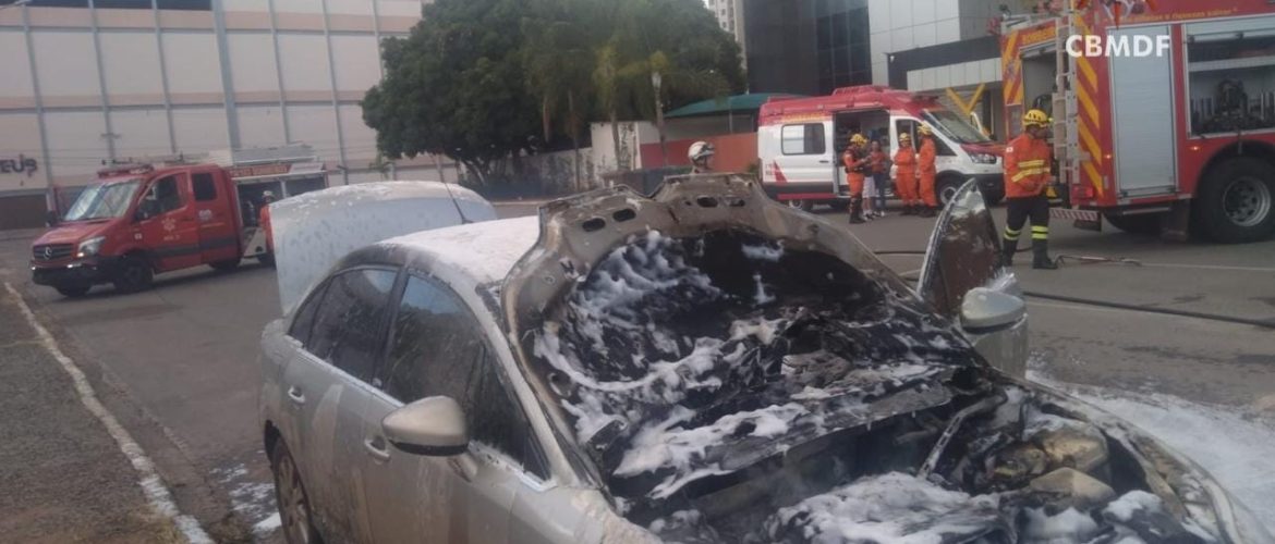 Incêndio atinge carro no estacionamento do UniCEUB, em Taguatinga