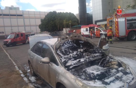 Incêndio atinge carro no estacionamento do UniCEUB, em Taguatinga