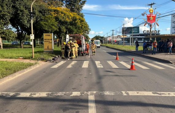 Ciclista idoso fica ferido após acidente no Pistão Sul