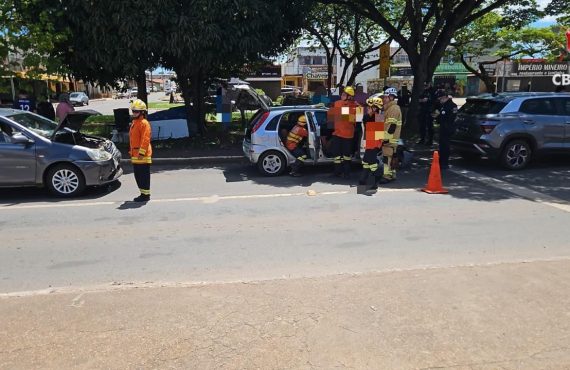 Engavetamento com três veículos deixa dois feridos em Taguatinga