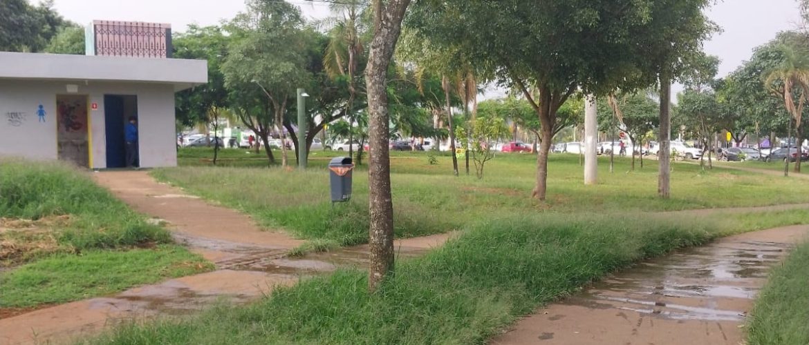 Problemas no esgoto dos banheiros do Taguaparque geram reclamações