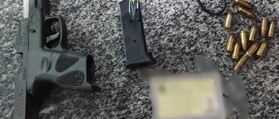 Homem exibe arma em frente a comércio e acaba preso em Taguatinga