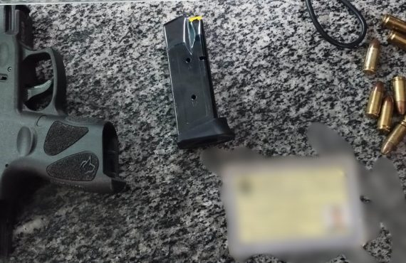 Homem exibe arma em frente a comércio e acaba preso em Taguatinga