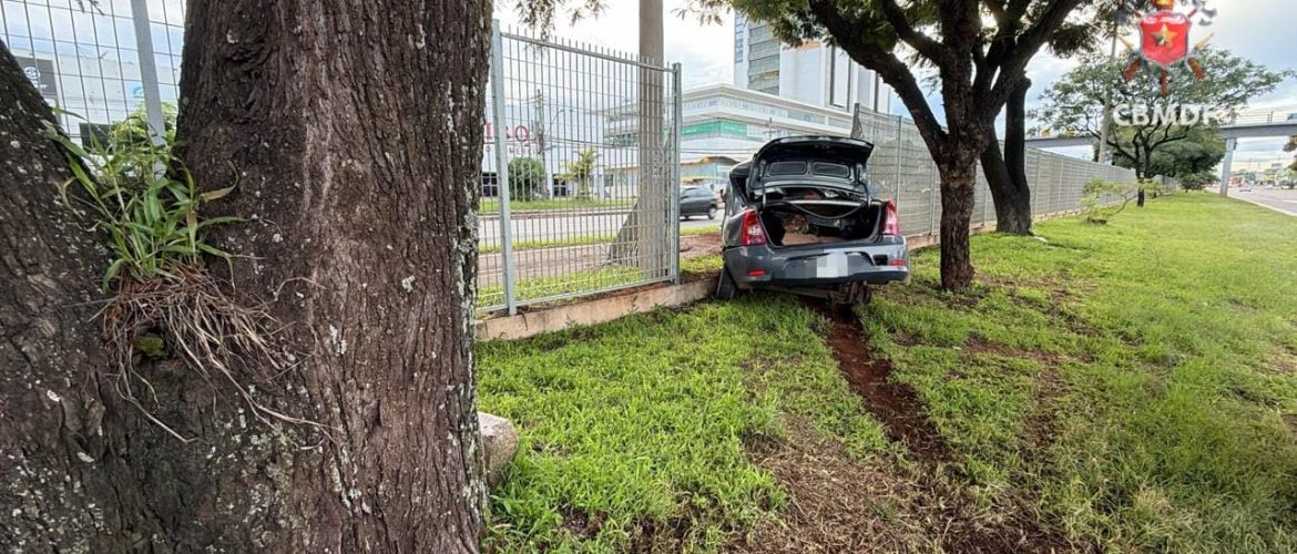 Carro colide com árvore no Pistão Sul, em frente ao Taguatinga Shopping