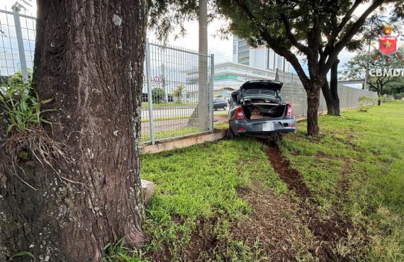 Carro colide com árvore no Pistão Sul, em frente ao Taguatinga Shopping