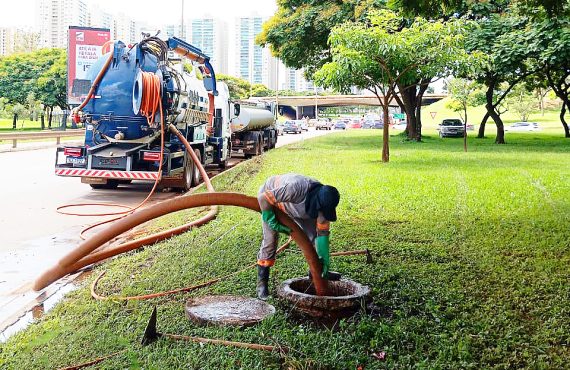 Equipes do GDF atuam na desobstrução da rede pluvial após chuvas intensas em Taguatinga