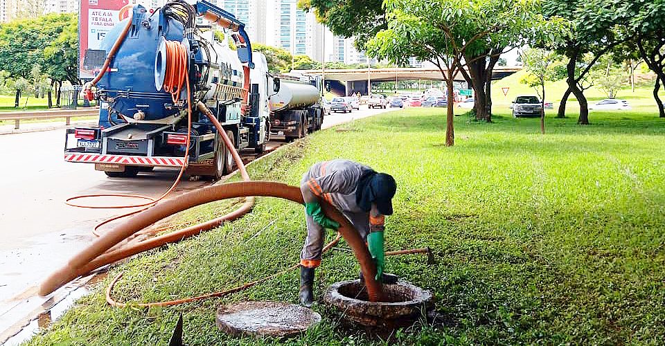 Equipes do GDF atuam na desobstrução da rede pluvial após chuvas intensas em Taguatinga