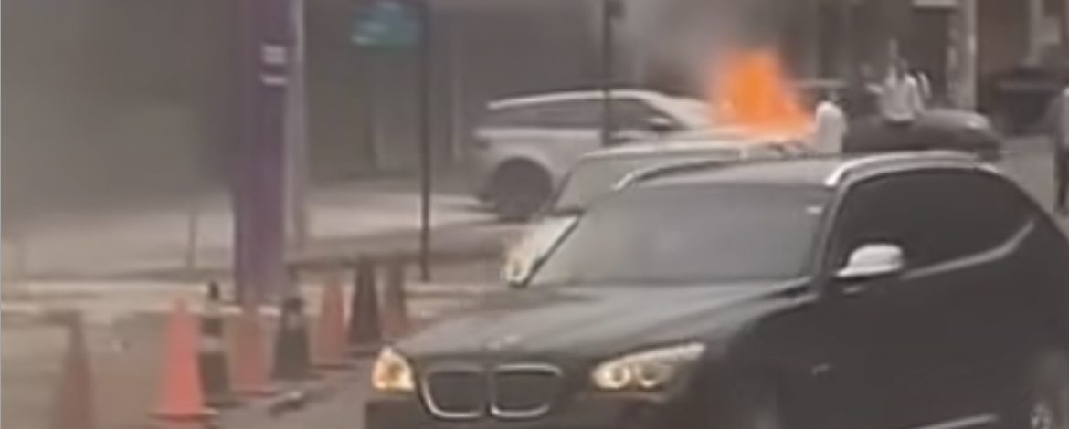 Bombeiros controlam incêndio em carro próximo ao Alameda Shopping, em Taguatinga