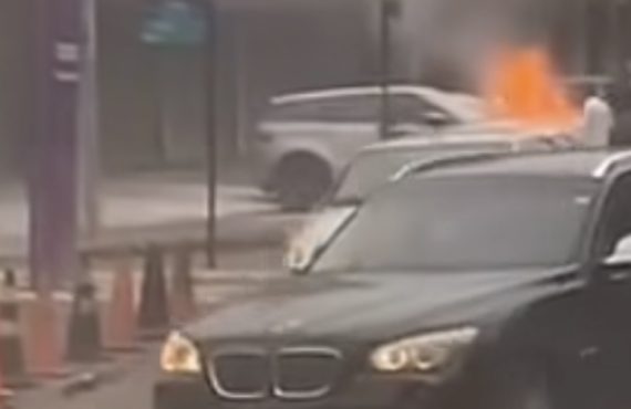 Bombeiros controlam incêndio em carro próximo ao Alameda Shopping, em Taguatinga