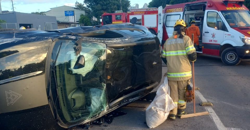 Acidente de trânsito: tombamento de veículo em Taguatinga