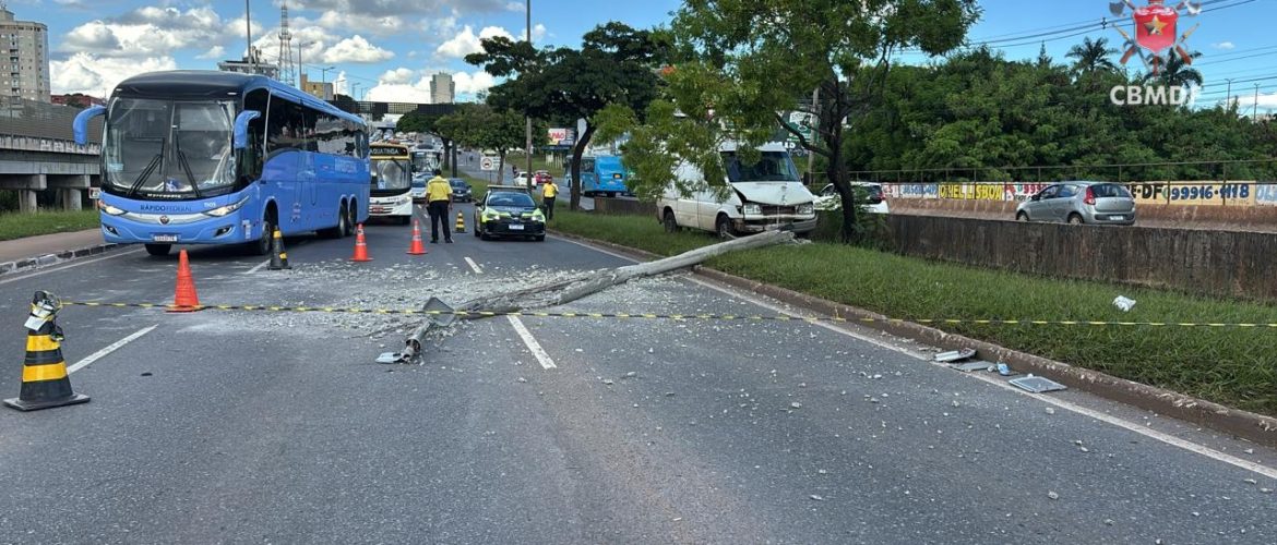 Van derruba poste após colisão na via Elmo Serejo