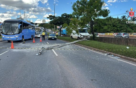 Van derruba poste após colisão na via Elmo Serejo