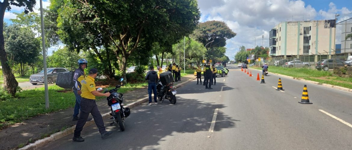 Motociclista tenta fugir de blitz durante operação do Detran em Taguatinga