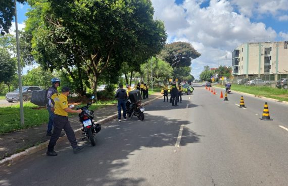 Motociclista tenta fugir de blitz durante operação do Detran em Taguatinga