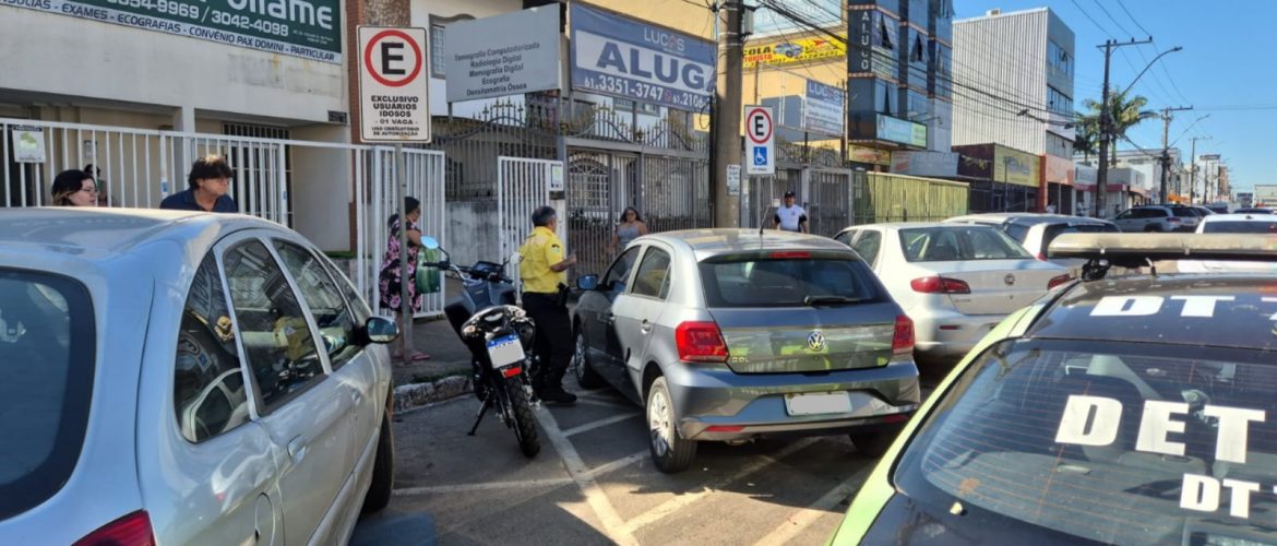 Motoristas são autuados por desrespeito a vagas especiais em Taguatinga