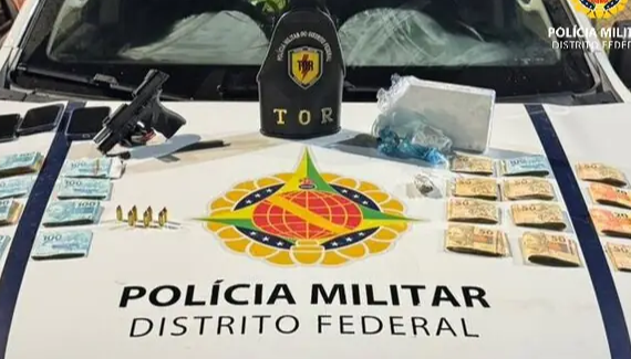 Dupla foge da PM, é interceptada em cemitério e acaba presa com arma e drogas em Taguatinga