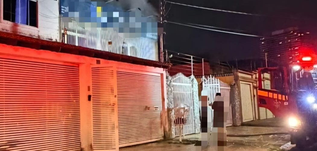 Bombeiros combatem incêndio em escritório em Taguatinga