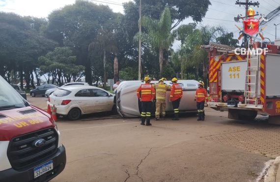 Colisão entre veículos provoca tombamento e interdição parcial em Taguatinga