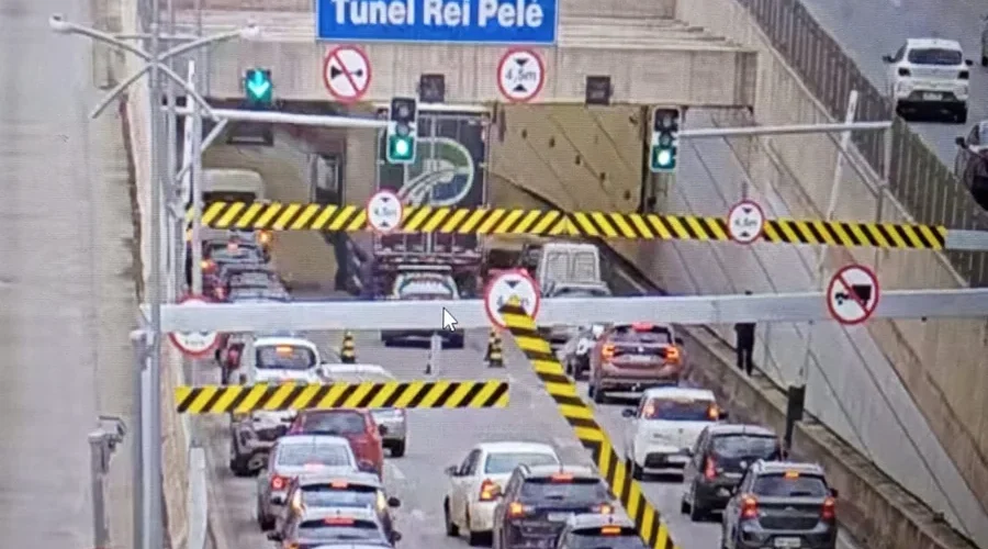 Colisão de caminhão causa transtornos em Túnel de Taguatinga