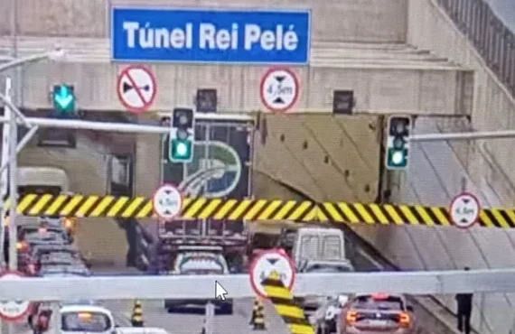 Colisão de caminhão causa transtornos em Túnel de Taguatinga
