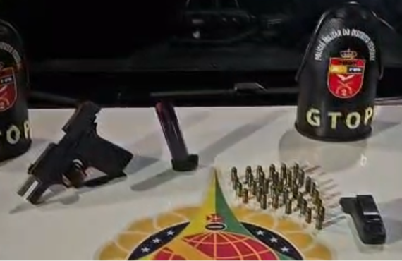 Avanço de sinal vermelho leva PMDF a encontrar arma e munições com motorista