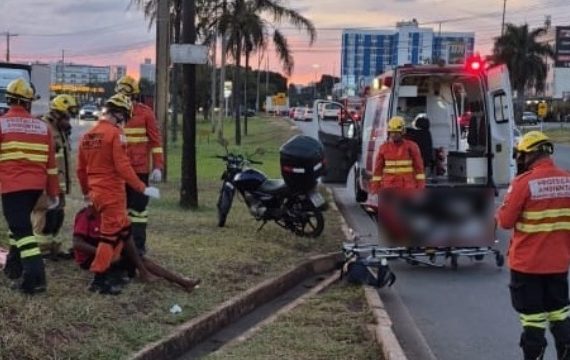 Motociclista e pedestre ficam feridos após atropelamento no Pistão Sul