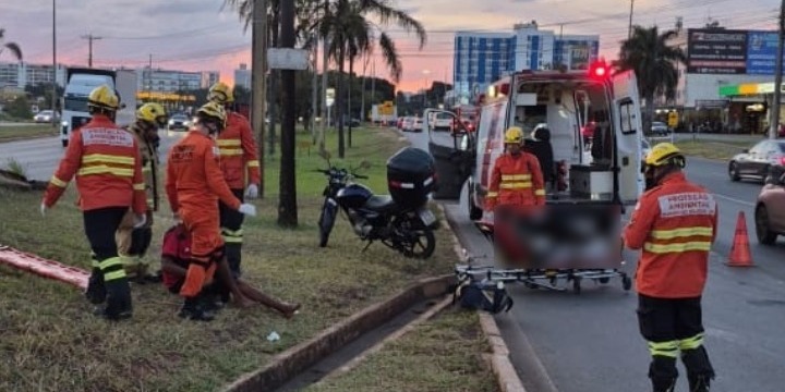 Motociclista e pedestre ficam feridos após atropelamento no Pistão Sul