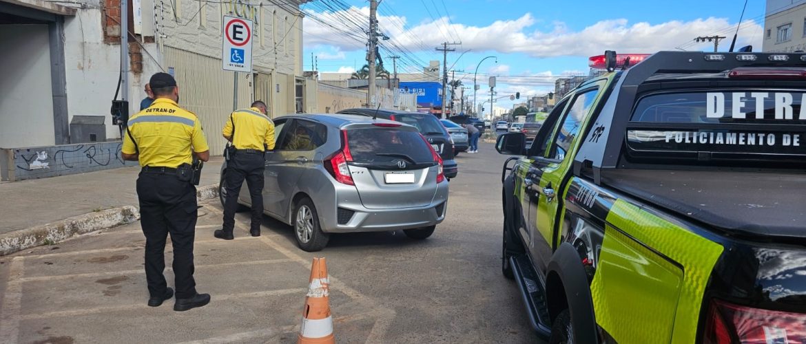 Operação do Detran-DF flagra uso irregular de vagas especiais em Taguatinga
