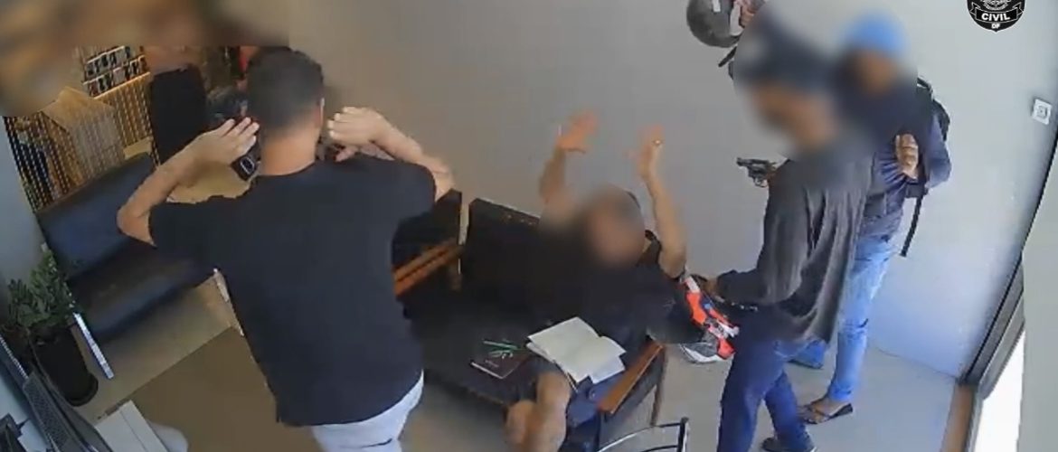 Digitais em capacete ajudam polícia a prender suspeitos de roubo a loja de celulares em Taguatinga