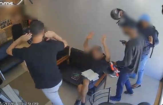 Digitais em capacete ajudam polícia a prender suspeitos de roubo a loja de celulares em Taguatinga